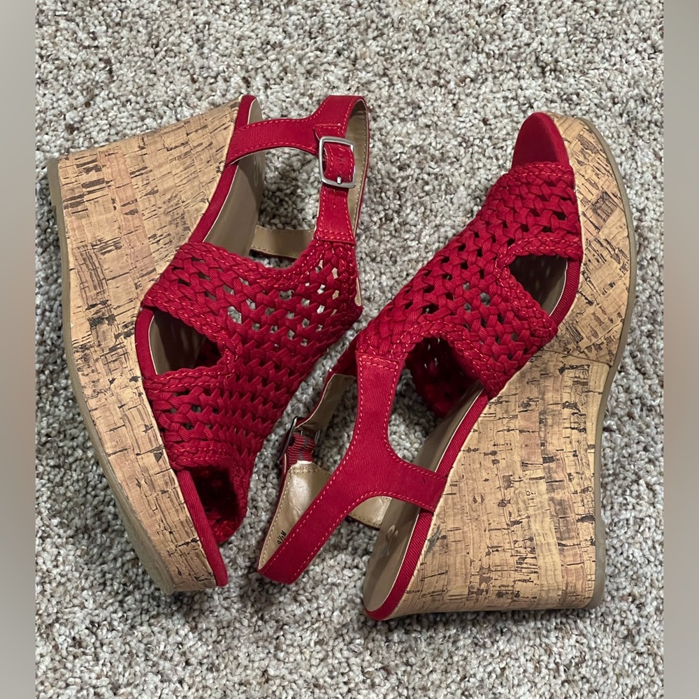 Red manmade textile lining wedge. Brand-SO. - Picture 2 of 8